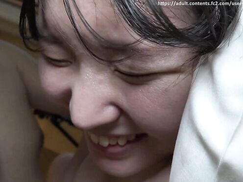 FC2PPV-4600417 [日本無碼]稚氣的笑臉，寬鬆的衣著，豐滿粉嫩短髮美乳學生妹。讓我們從2025年開始做愛吧！