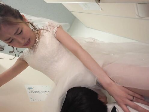 MIAA-408 [中文字幕]婚禮途中 親友就在旁邊 最喜歡的正太跑進裙下 導致我痙攣失禁 東希美